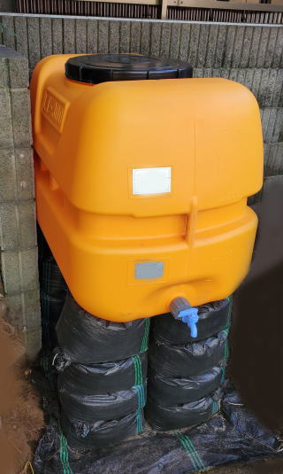 角型土のう袋を貯水タンクの架台にして水を備蓄